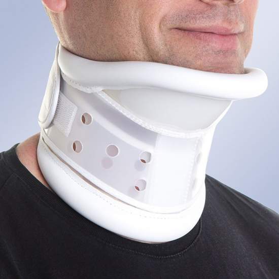 Rigid collar with chin...