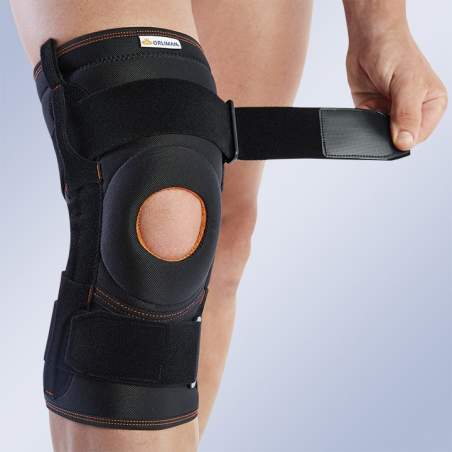 KNEE PAD WITH FLEXIBLE SIDE REINFORCEMENTS
