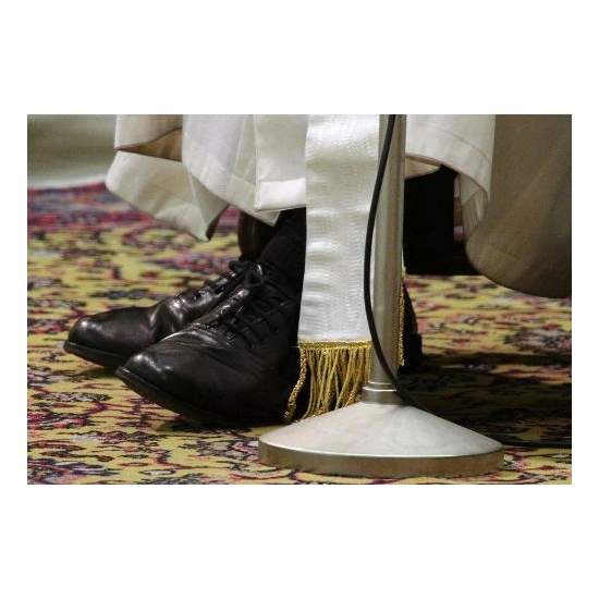 El Papa pide que le arreglen sus zapatos negros