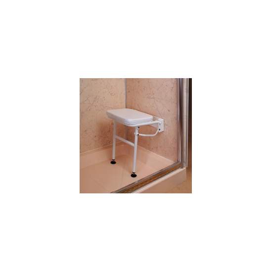 Silla de ducha abatible con patas y asiento acolchado