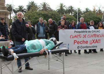 atados-con-correas-en-la-calle-para-pedir-el-fin-de-la-contencion-mecanica-en-hospitales
