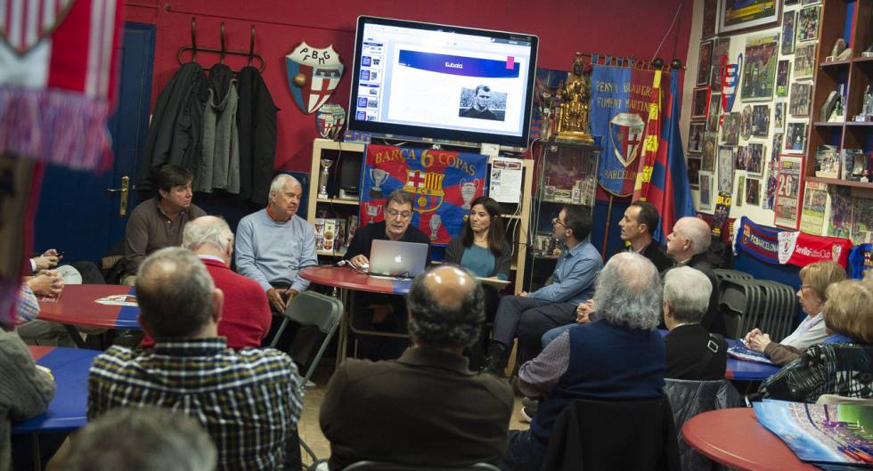 Ángel Pérez, presidente de la Penya Blaugrana Foment Martinenc (con el ordenador), entre el hijo de Ladislao Kubala y la doctora Sara Domènech Pou, se dirige a los asistentes.