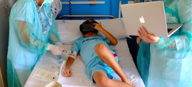 Niños trasplantado probando gafas de realidad virtual 