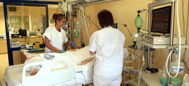 Enfermeras con un paciente en una habitación de hospital