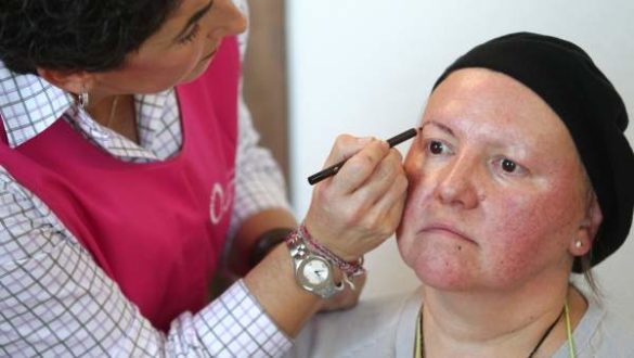 cursos-de-maquillaje-para-sobrellevar-la-quimio-8220cuando-te-quedas-sin-cejas-sientes-que-no-eres-tu8221