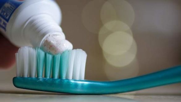por-que-colgate-retirara-el-triclosan-de-su-pasta-de-dientes-y-otros-productos-lo-mantienen