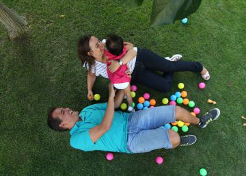 Las adopciones de niños extranjeros se desploman en España en apenas una década