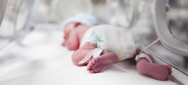 Bebé prematuro en una incubadora.