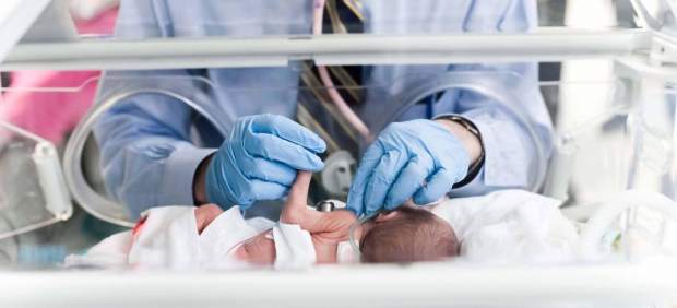 Imagen de un bebé recién nacido en la incubadora.