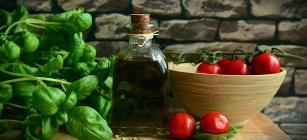 El aceite de oliva virgen extra es un alimento rico en vitamina E