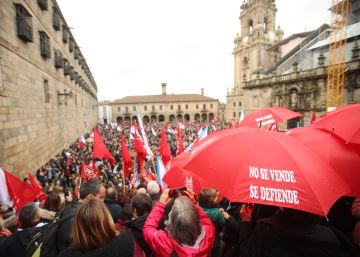 multitudinaria-marcha-en-santiago-contra-la-gestion-sanitaria-de-feijoo