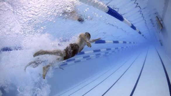 asi-puedes-acabar-con-el-dolor-de-espalda-en-la-piscina