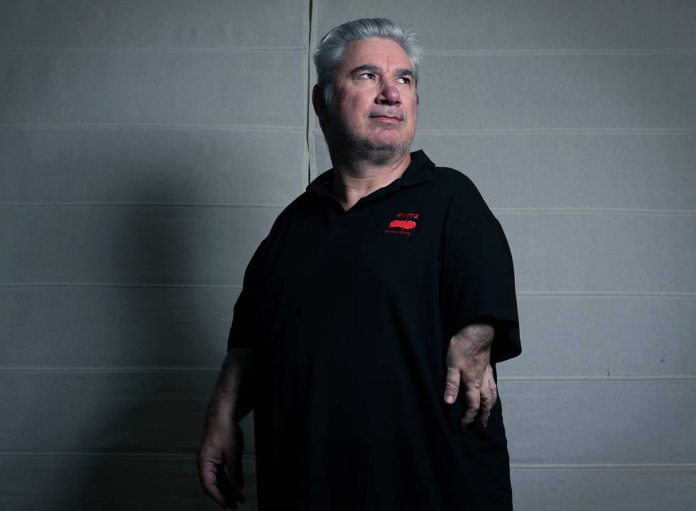 Rafa Basterrechea, afectado por la talidomida, en su casa el viernes.