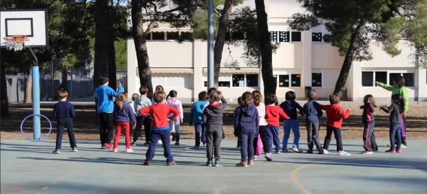 Niños practicando deporte en un colegio