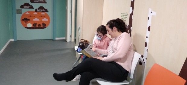 Un paciente pediátrico y su madre esperan en una sala de la Unidad de Fibrosis.