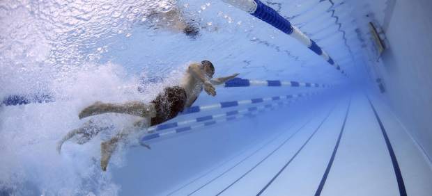 Así puedes acabar con el dolor de espalda en la piscina