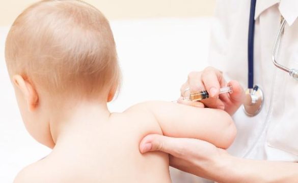 la-vacuna-contra-la-meningitis-b-divide-a-la-sanidad-publica
