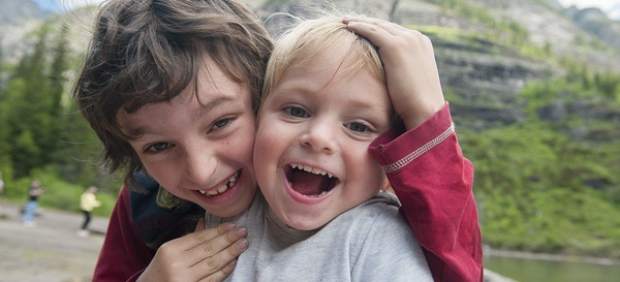Dos niños riendo