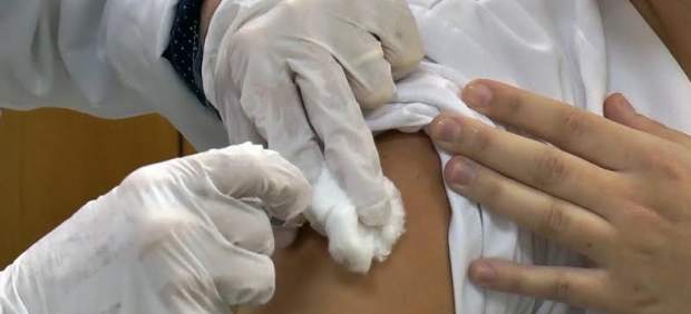 Imagen de archivo de un niño siendo vacunado.