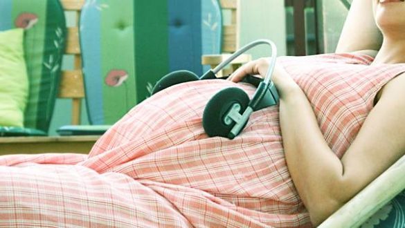 las-embarazadas-obesas-que-estan-menos-tiempo-en-el-sofa-reducen-la-grasa-de-sus-bebes