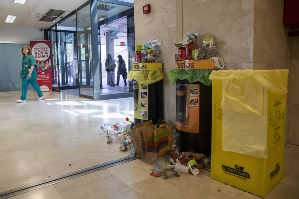 Papeleras llenas por la huelga de limpieza.