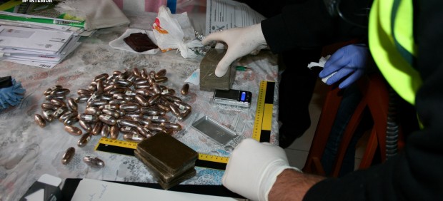 Bellotas y tabletas de hachís halladas durante uno de los registros