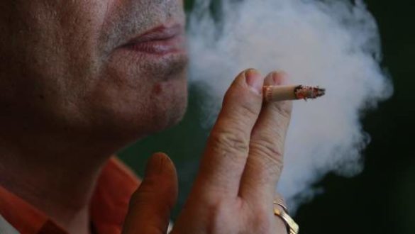 la-ministra-de-sanidad-no-descarta-prohibir-fumar-en-los-coches-para-combatir-el-tabaquismo