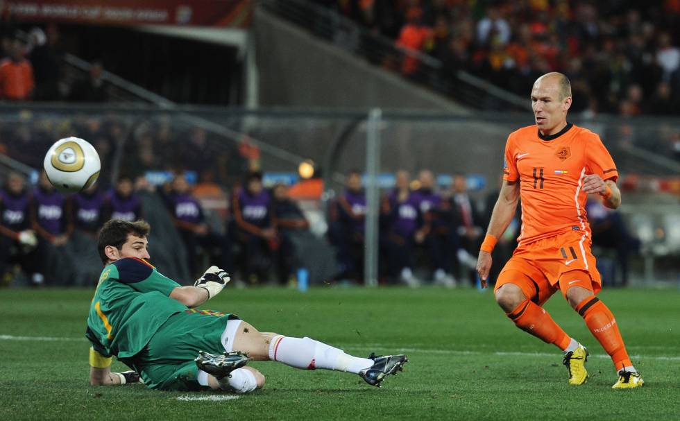 Iker Casillas detiene el lanzamiento de Robben en la final del Mundial de 2010 en la que España acabó imponiéndose a Holanda gracias a un gol de Iniesta en la prórroga. En ese momento, mediada la segunda mitad, el partido marchaba empatado a cero.