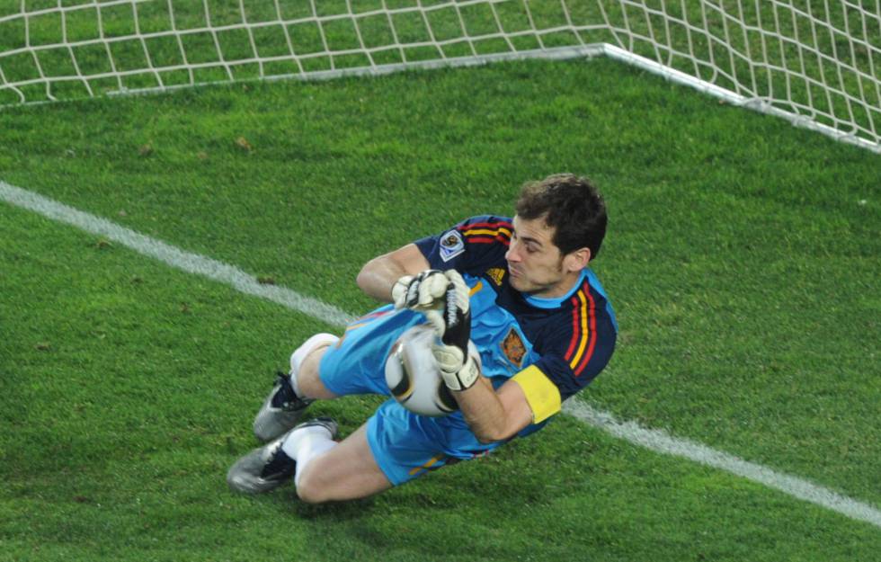 Iker Casillas detiene el lanzamiento de penalti de Cardozo en los cuartos de final del Mundial de Sudáfrica 2010. Posteriormente el portero reconoció que para realizar aquella parada, clave para la lograr el pase a semifinales, había sido aconsejado por su compañero Pepe Reina.
