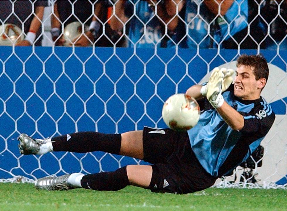 Iker Casillas para un disparo de penalti del irlandés Kilbane durante la tanda que dio el pase a España a cuartos del Mundial de Corea y Japón de 2002.