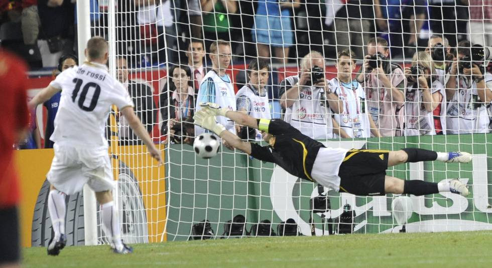 Casillas detiene el lanzamiento de De Rossi en la tanda de penaltis contra Italia de la Eurocopa de 2008 en la que España se clasificó para semifinales. En ese torneo la selección acabó imponiéndose en la final a Alemania y logrando su primer gran triunfo desde la Eurocopa de 1964.