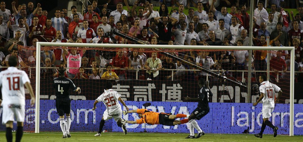 En 2009, Iker Casillas firmó una de sus paradas más icónicas. Fue en el Sánchez Pizjuán, en un enfrentamiento de Liga entre el Sevilla y el Real Madrid. Perotti se disponía a rematar a placer tras un pase atrás de Negredo cuando Casillas se lanzó y frustró a última hora la ocasión del delantero argentino.