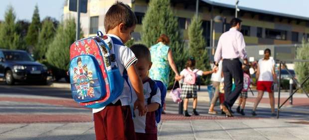 Niños con uniformes escolares