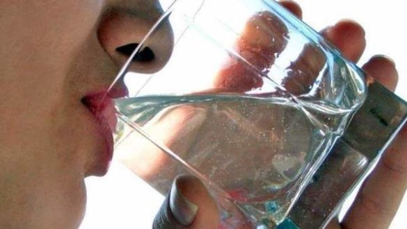 consejos-para-protegerse-de-las-altas-temperaturas-beber-agua-evitar-el-cafe-y-el-alcohol-usar-ropa-holgada8230