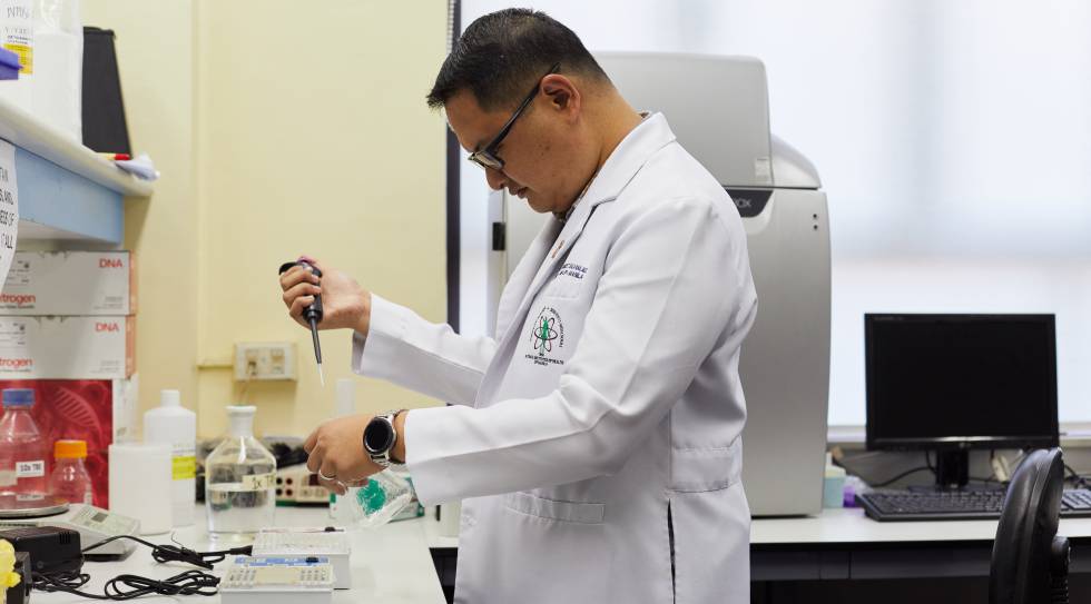 El doctor Salvaña en su laboratorio.