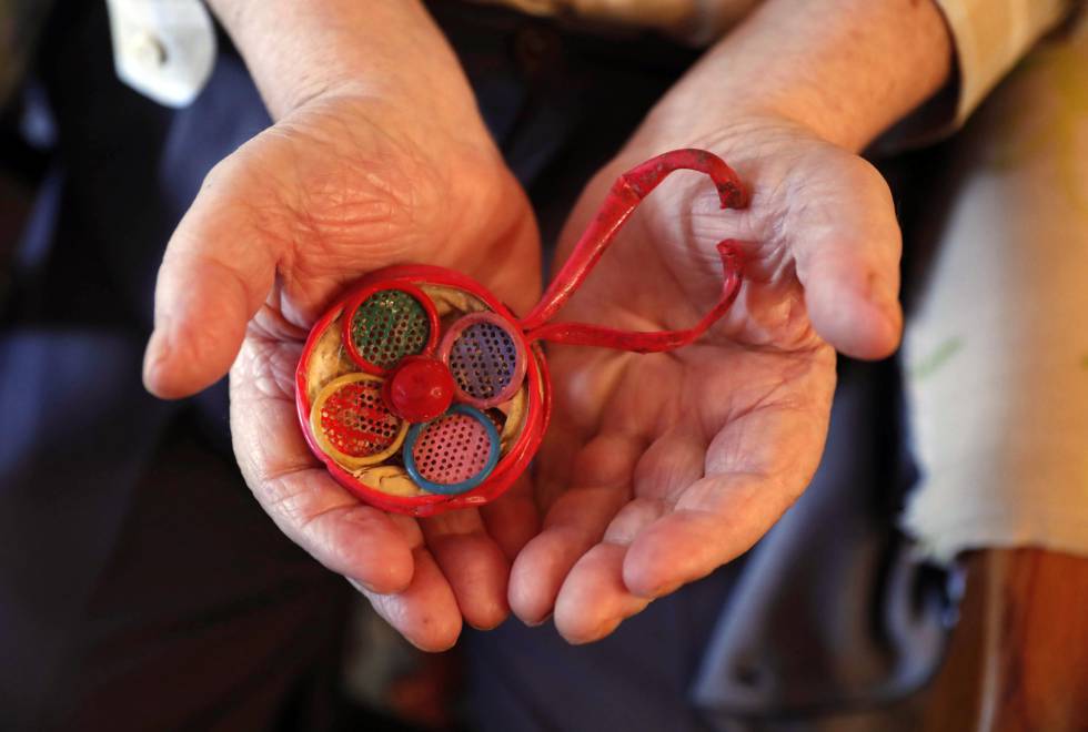 Entrega del sonajero a Martin, hijo de Catalina Muñoz Arranz, fusilada en el año 39, encontrado en la fosa tras su exhumacion.