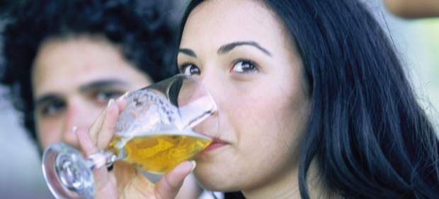 Mujer tomando una cerveza