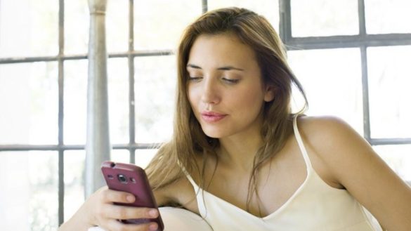 utilizar-cinco-o-mas-horas-el-telefono-movil-al-dia-aumenta-un-43-el-riesgo-de-padecer-obesidad