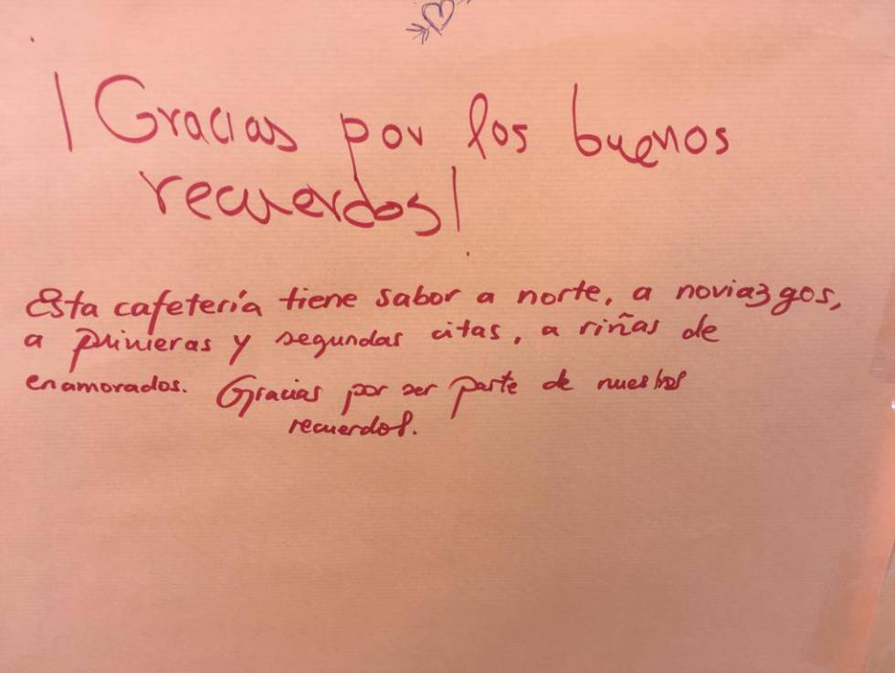 Cierra la Cafetería Santander de Madrid y sus paredes se llenan de mensajes