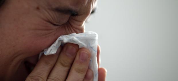 Gripe, resfriado, constipado, constiparse, mujer tosiendo, toser, tos