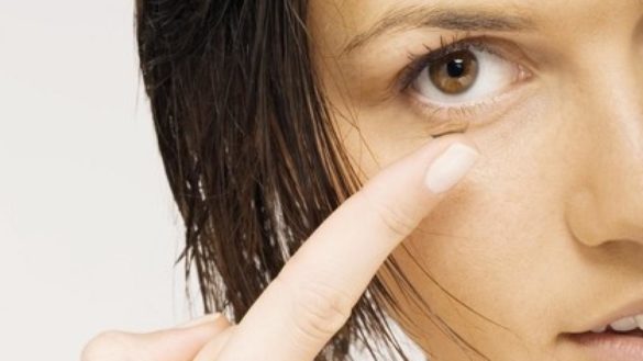 por-que-debes-evitar-las-lentillas-mientras-te-duchas-o-estas-en-la-piscina