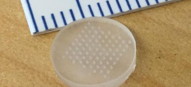 Un nuevo parche de microagujas administra medicamentos a los melanomas en un minuto (la regla está en centímetros).