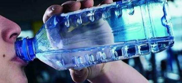 Botella de agua embotellada.