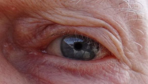 implantan-por-primera-vez-la-lente-para-las-cataratas-patentada-por-el-csic