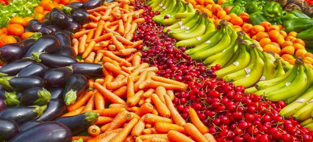 Frutas y verduras en un supermercado.