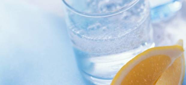 Agua con limón