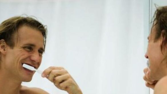 por-que-es-mejor-que-no-te-enjuagues-la-boca-despues-del-cepillado