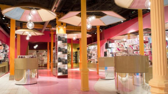 el-dia-a-dia-en-una-tienda-erotica-de-nueva-generacion-171alguna-senora-mayor-entra-pensando-que-es-una-perfumeria187