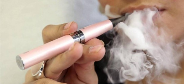 Mujer fumando un cigarrillo electrónico