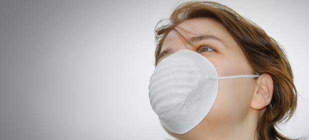 Una mujer con mascarilla